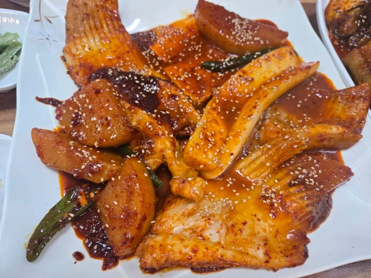 Braised skate and hotpot rice served together at Yeseoban