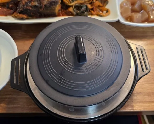 Cauldron used for Yeseoban's cauldron rice