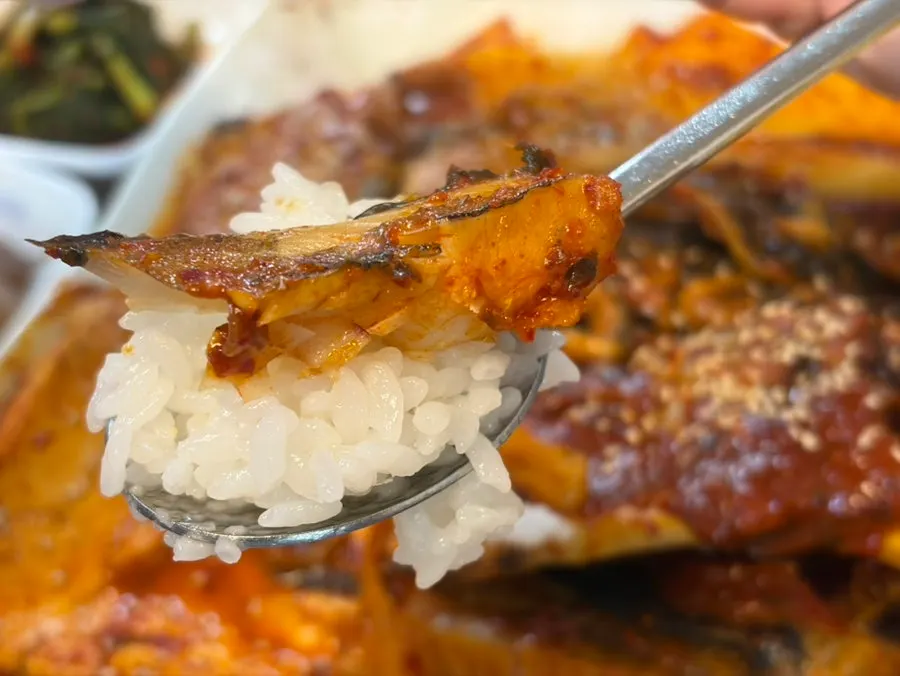 Eating the braised pollack together with rice
