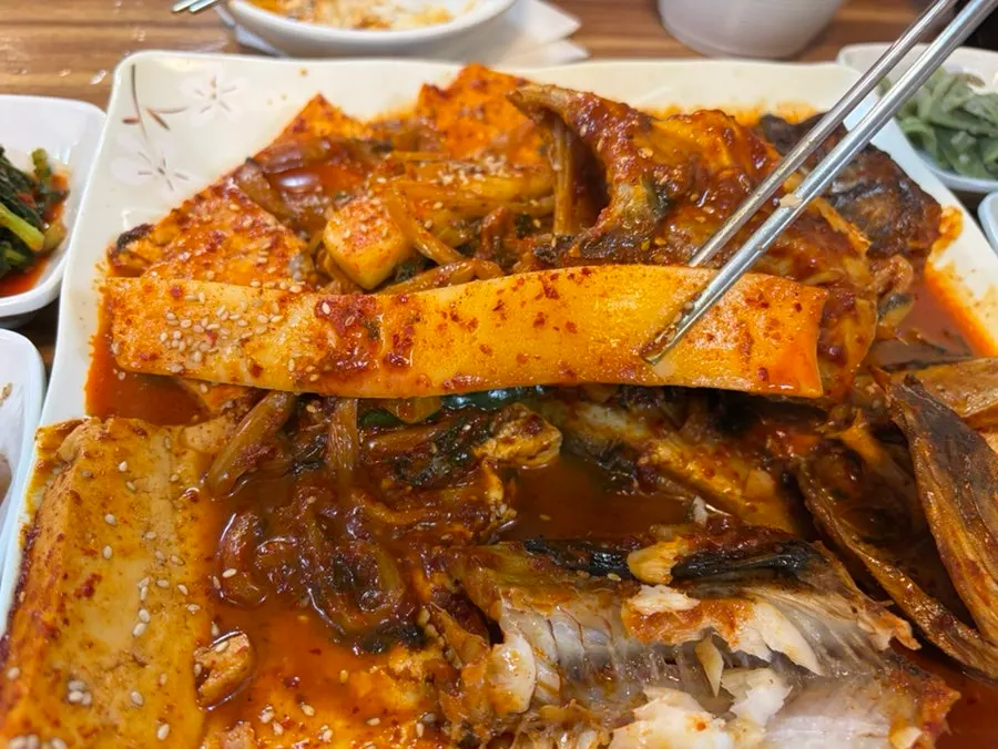 Pollack meat and tofu combination wrapped in seaweed