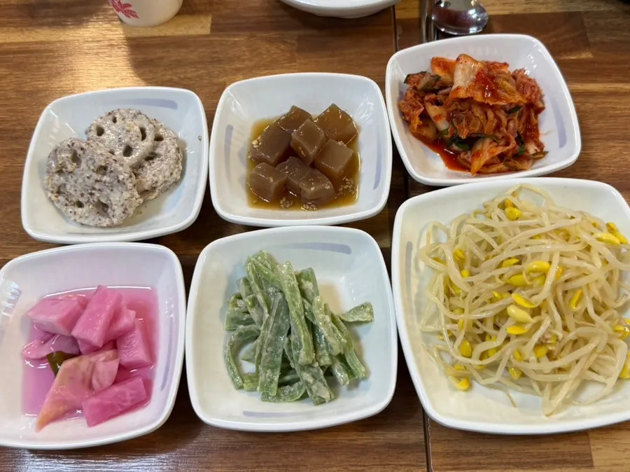 예소반 정갈한 밑반찬 접시들