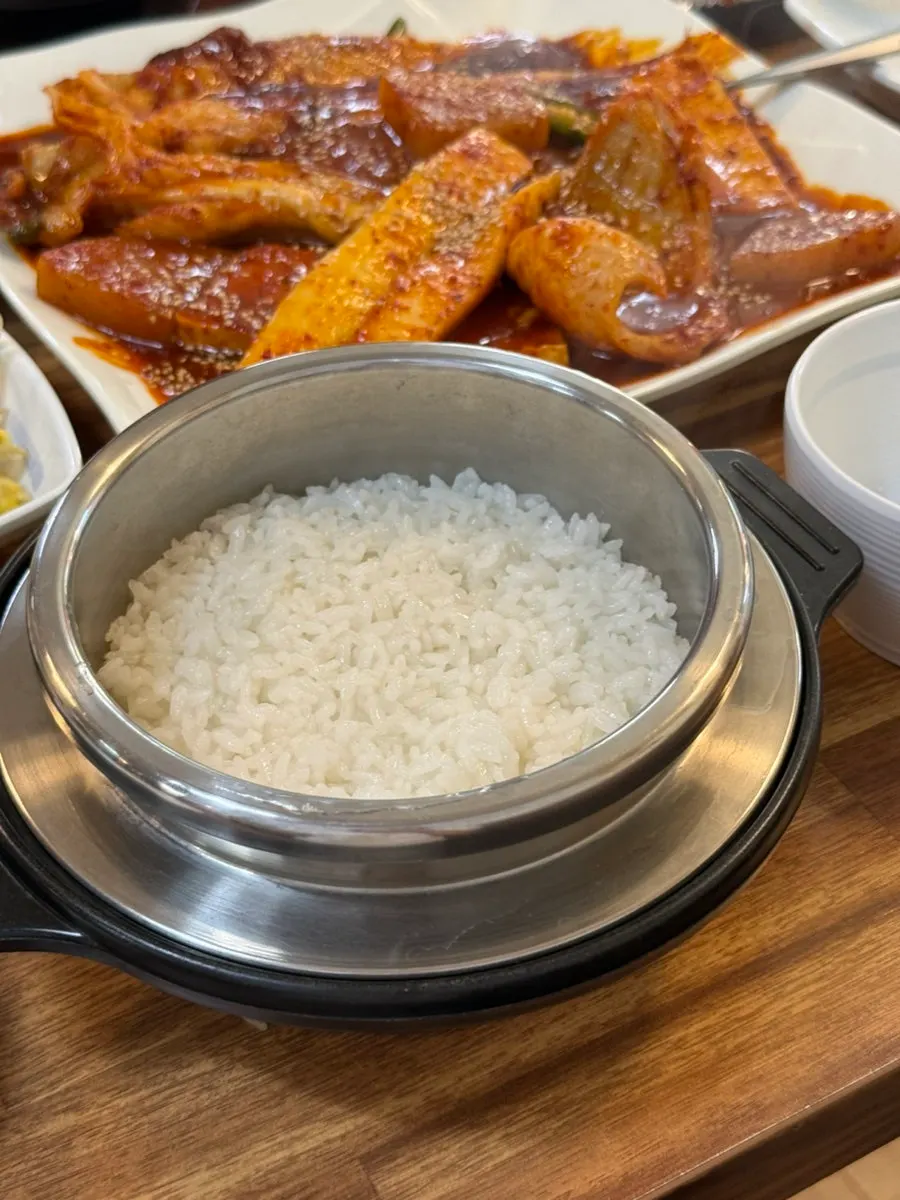 스테인리스 솥에 담긴 예소반 솥밥