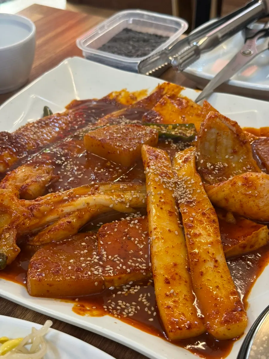 큼직한 그릇에 담긴 예소반 가오리조림
