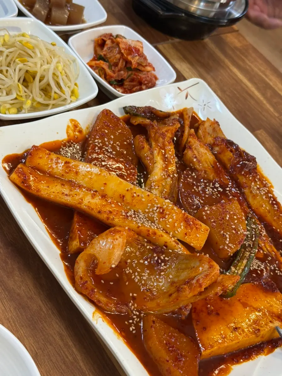 양념이 올라간 가오리조림 클로즈업