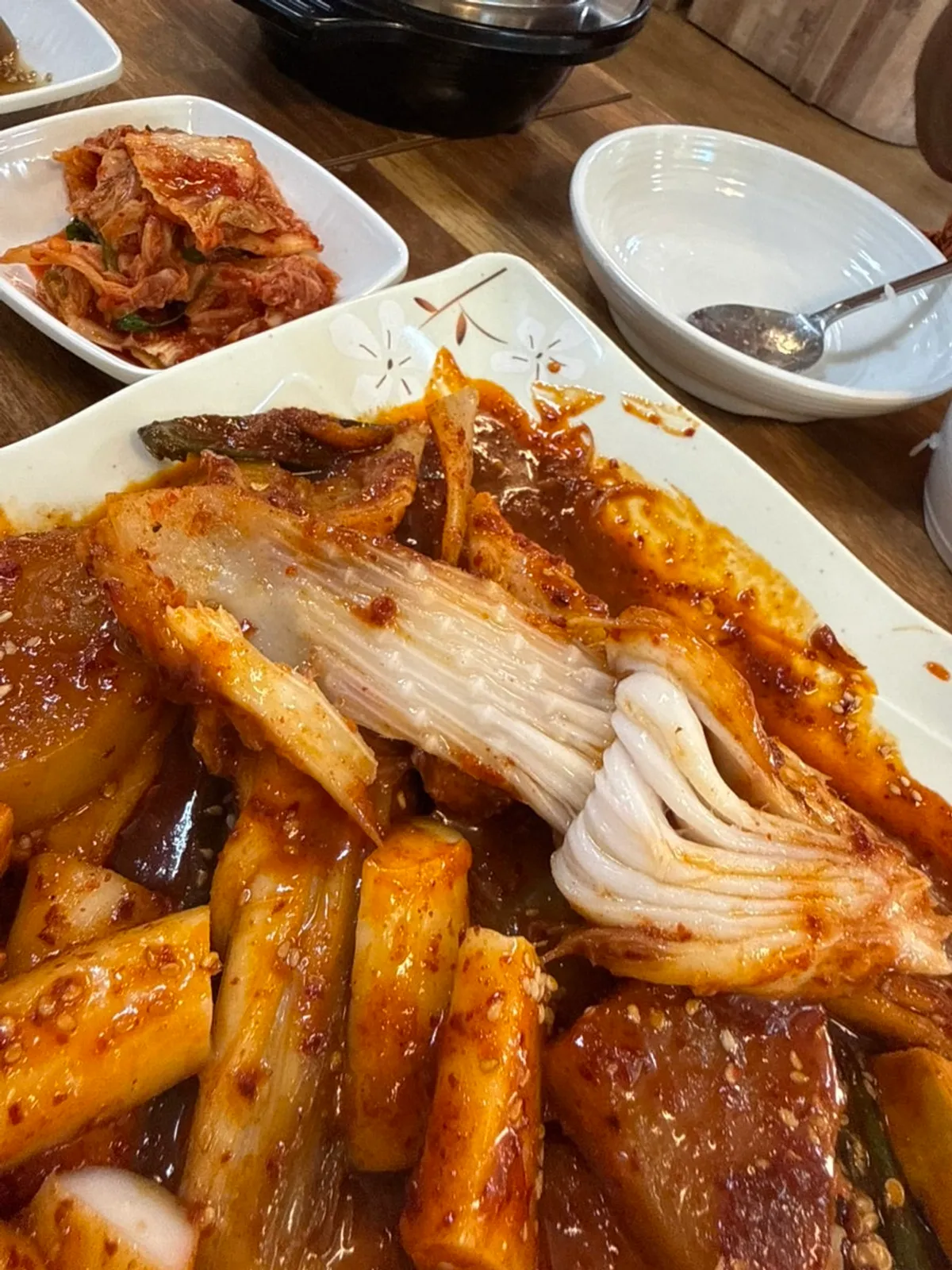 양념이 푹 밴 무조림과 가오리 살