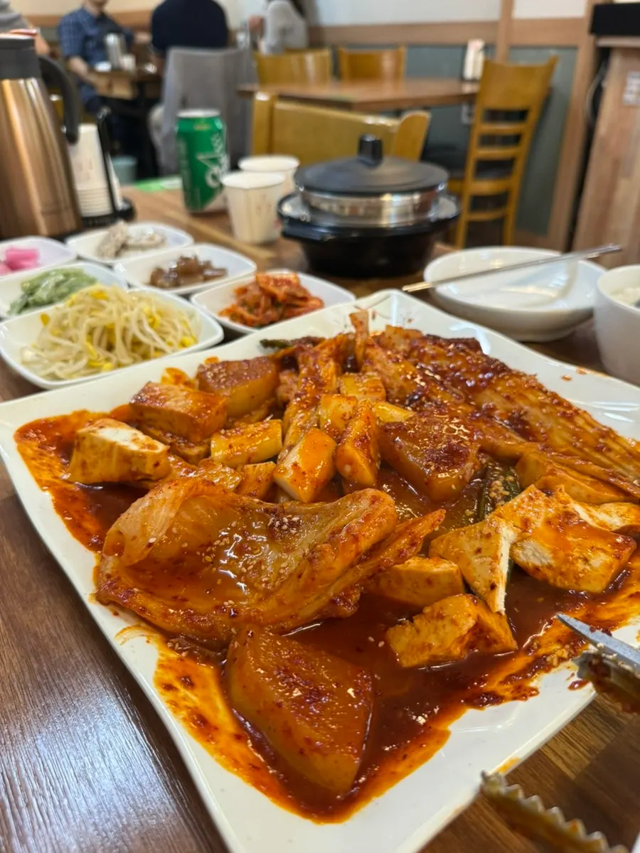 젓가락으로 발라낸 가오리 살