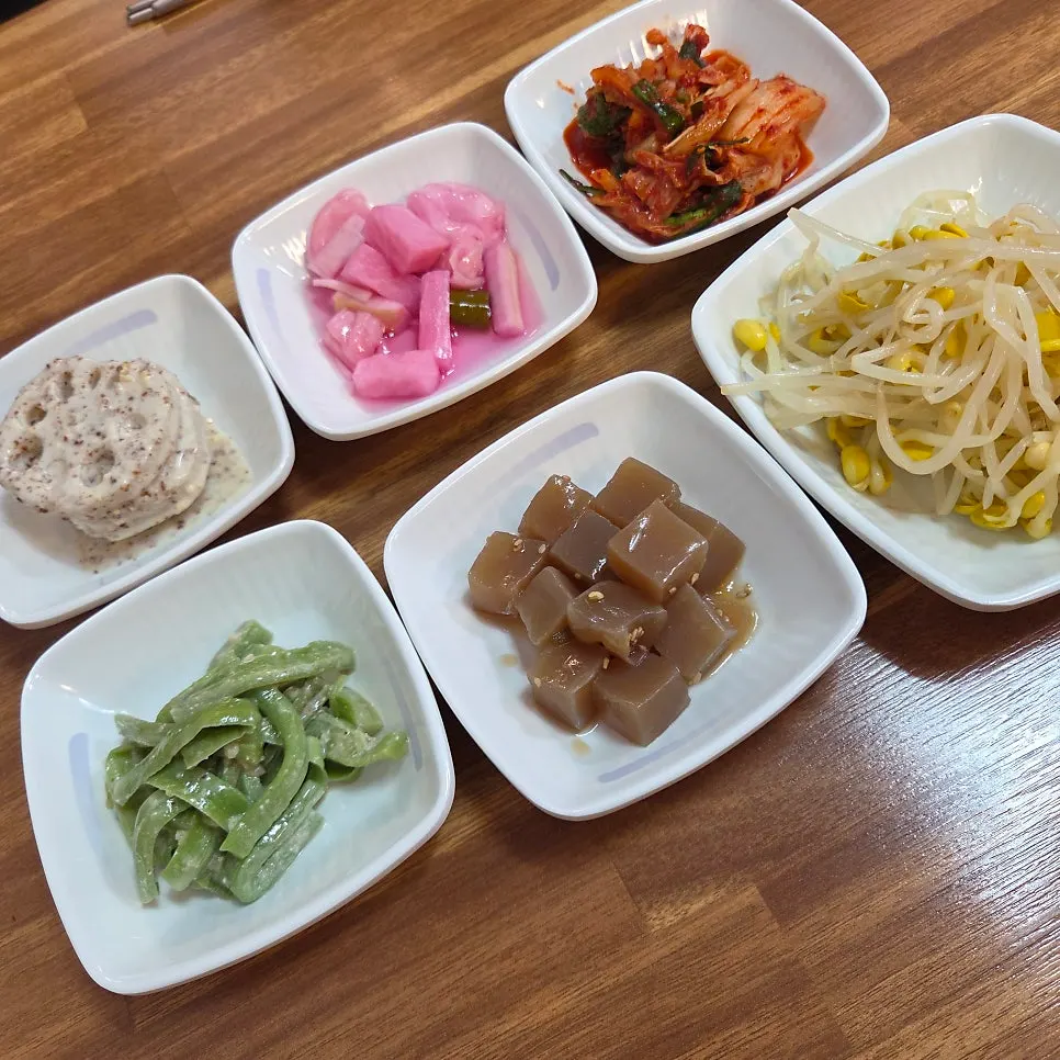 Braised skate with side dishes at Yeseoban