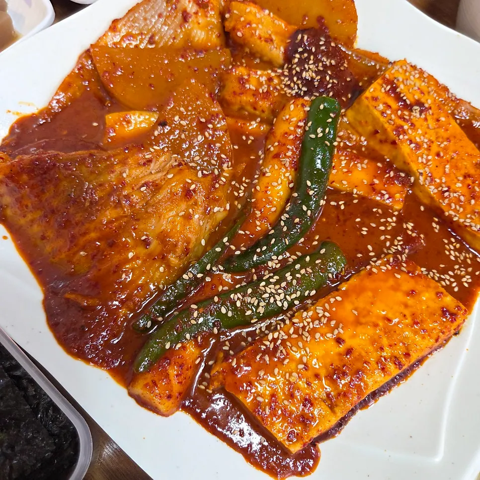 Braised skate and cauldron rice served together