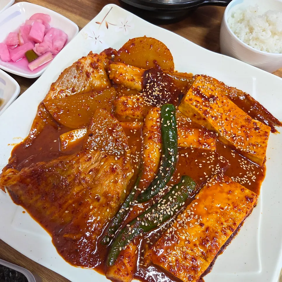 Braised skate coated in sweet-spicy sauce