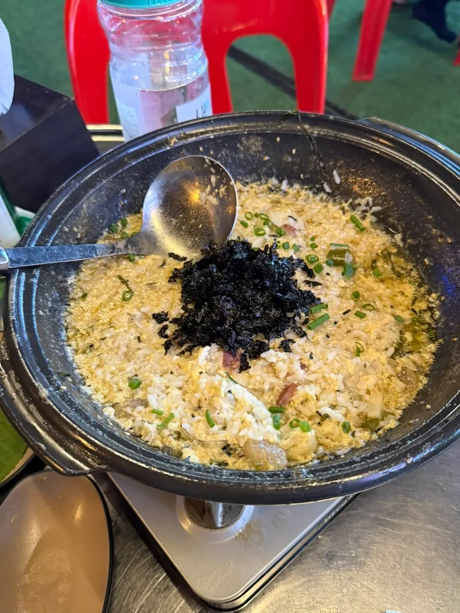 Kalguksu noodles added after refilling the bone broth
