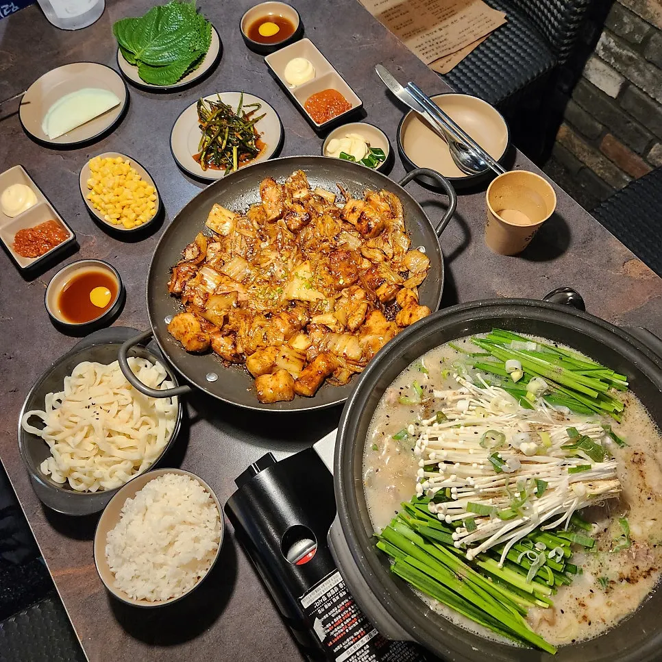 Meja dengan sujigori jeongol dan handon samgyeop kimchi grill
