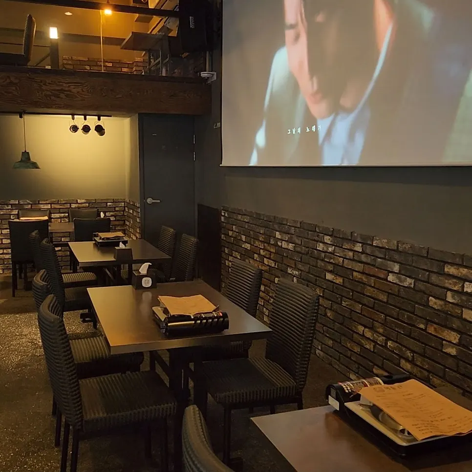 Interior Yesulgwan Sungshin Women's University Branch dengan pencahayaan lembut