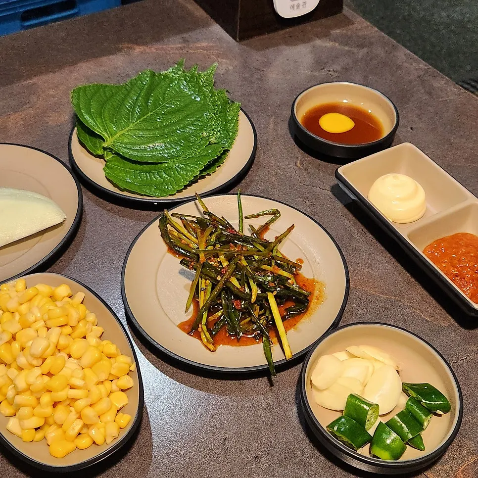 Hidangan dasar buchu kimchi dan sayuran lalapan