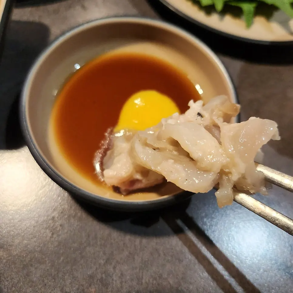 Sujigori dicelupkan ke saus mustard