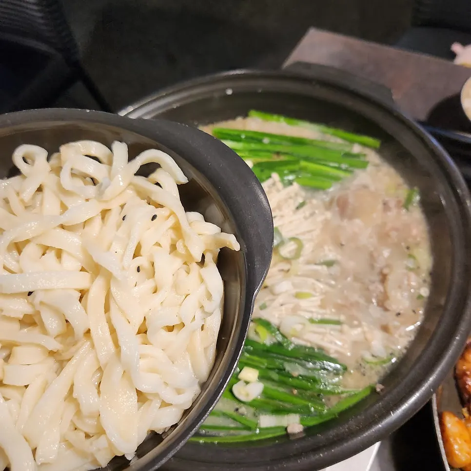 Panci jeongol dengan tambahan kuah kaldu putih
