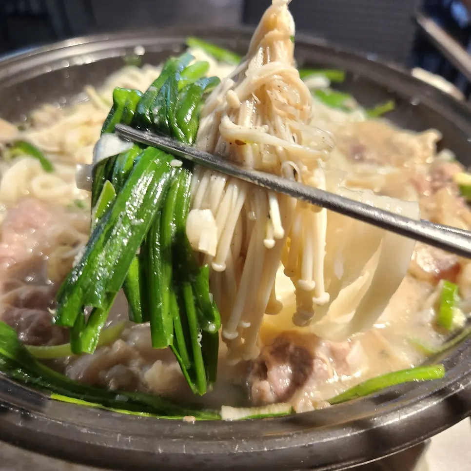 Kalguksu dan bawang putih cincang
