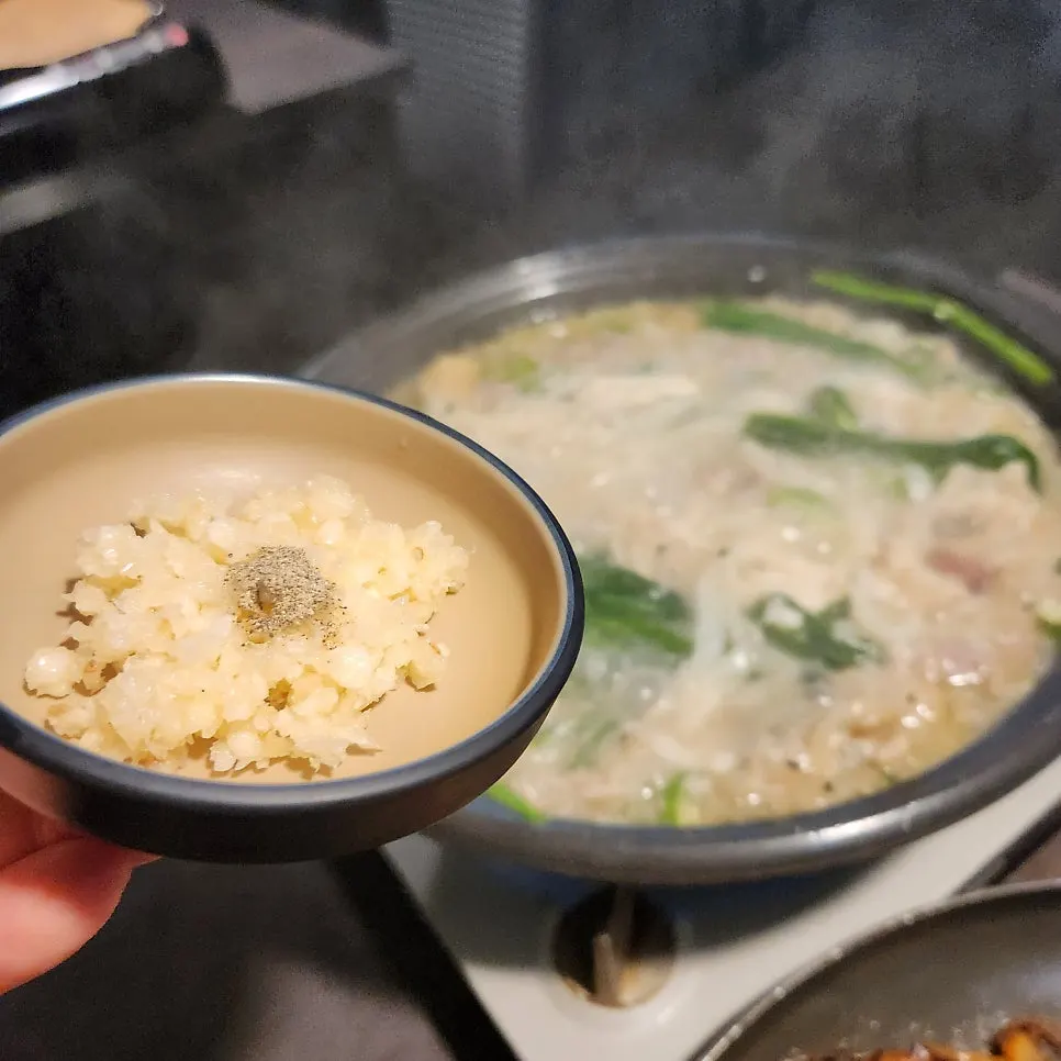 Kuah sujigori jeongol yang direbus dengan kalguksu