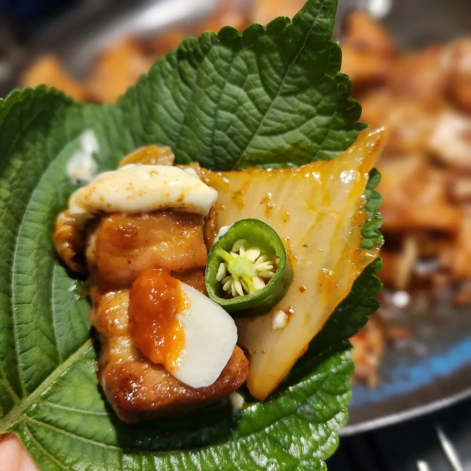 Samgyeop diambil bersama kimchi