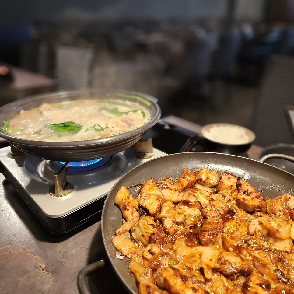 Meja dengan sujigori jeongol dan kimchi grill bersama