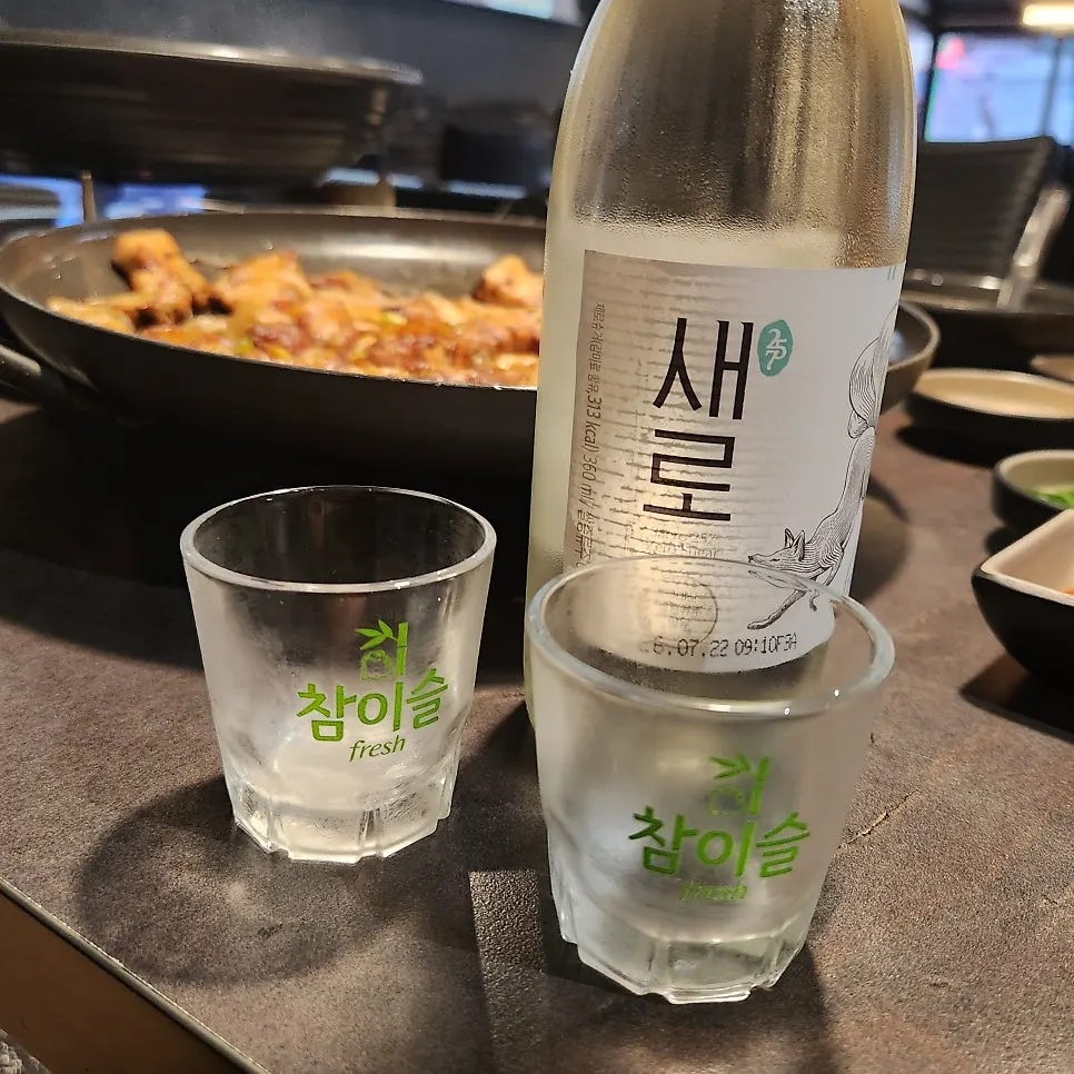 Soju dingin yang dipesan bersama camilan