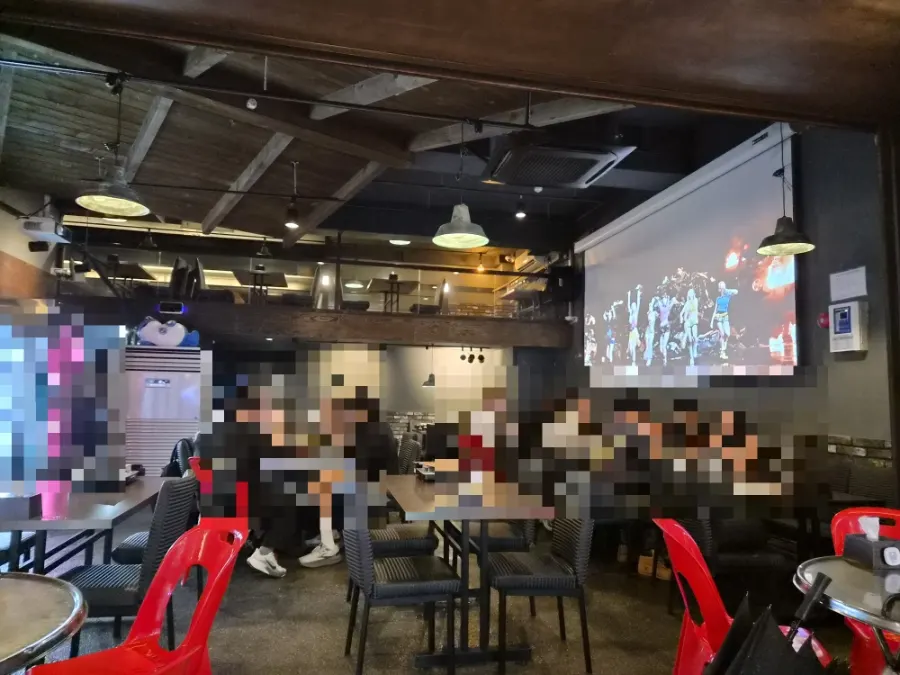 성신여대입구역 2번 출구 인근 예술관 성신여대점 외관
