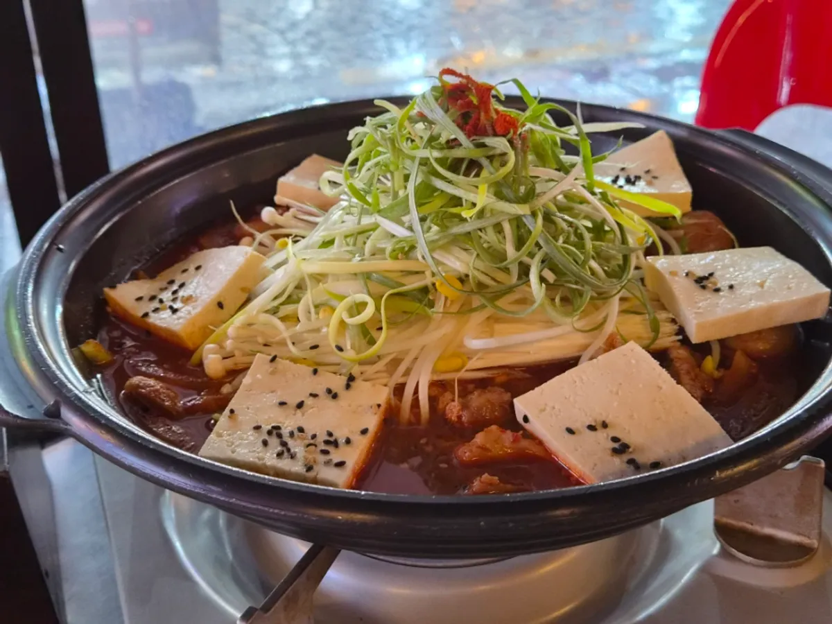 테이블에 올려진 예술관 매운 통갈비찜
