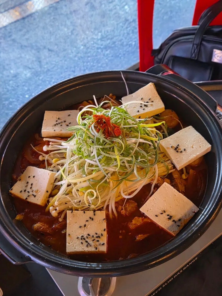 두부와 팽이버섯, 파채가 올라간 통갈비찜