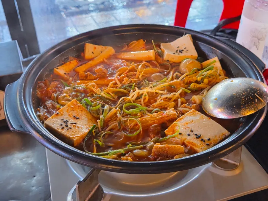 마요네즈 소스와 함께 담긴 갈비 한 점