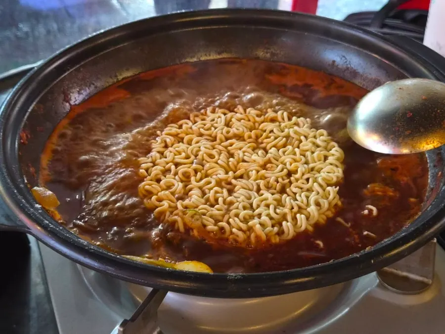매콤달콤한 양념이 밴 갈비 클로즈업