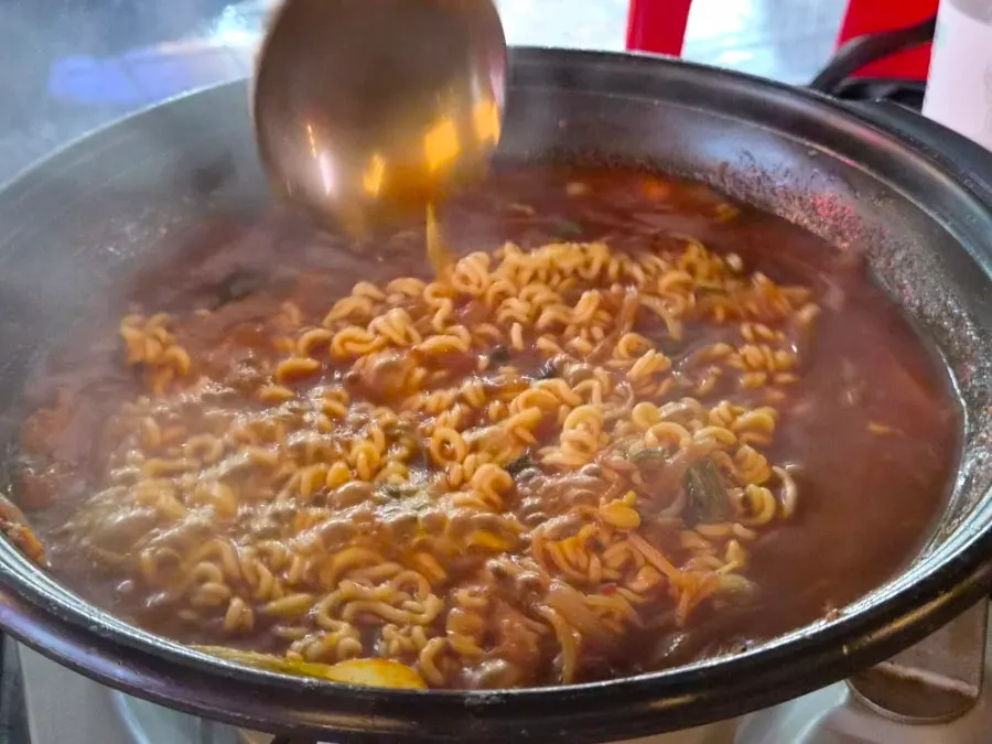국물과 함께 담긴 통갈비찜 한 그릇