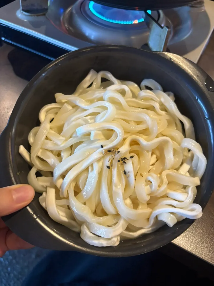Plating of the mild beef tendon hot pot before boiling