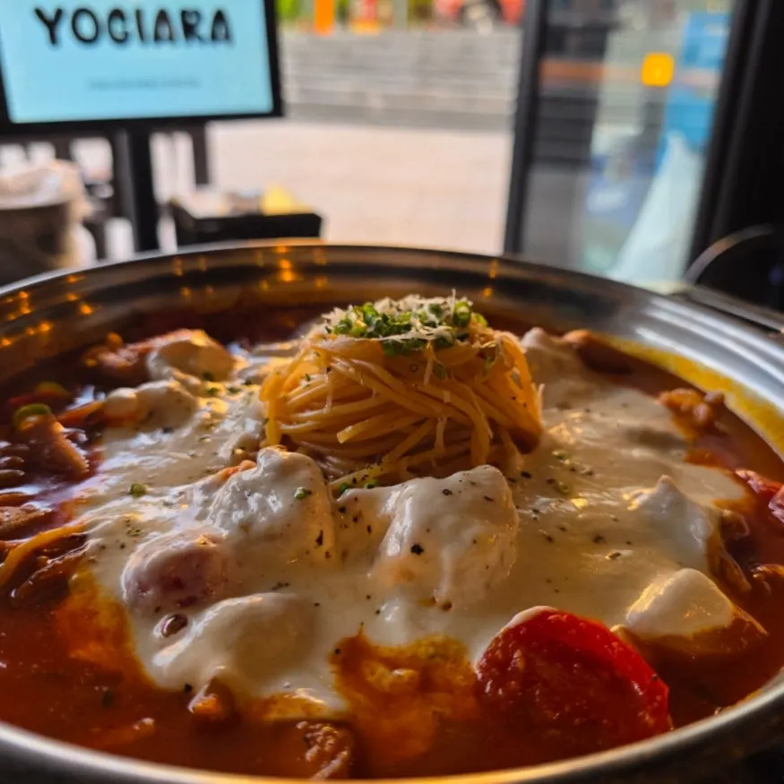 토마토 로제 소스에 조리된 닭볶음탕