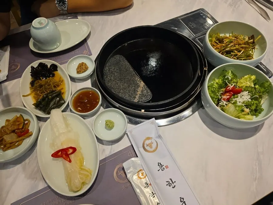 정갈하게 차려진 밑반찬 한 상