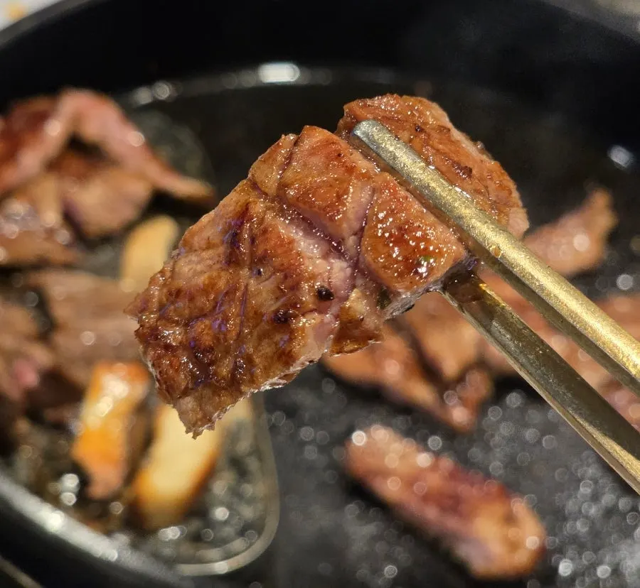 무쇠팬에 올린 한우 즉석 양념갈비