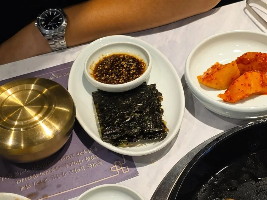공기밥과 추가 제공된 밑반찬