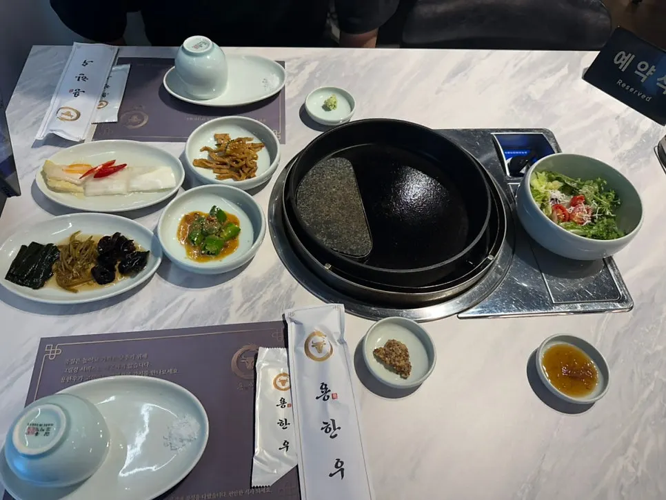 Table set up right on time for arrival at Yong Hanu Namcheon Branch