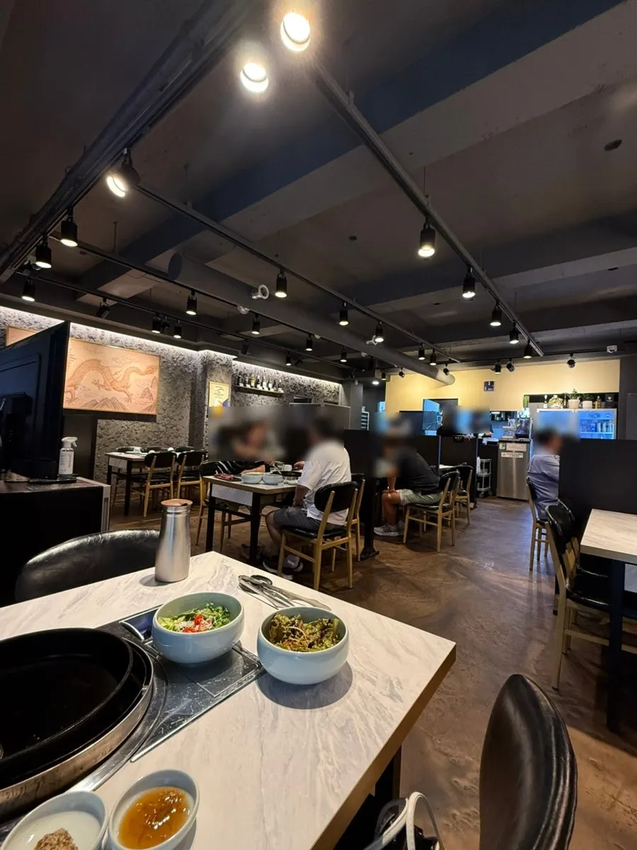 Partitioned seating at Yong Hanu Namcheon Branch