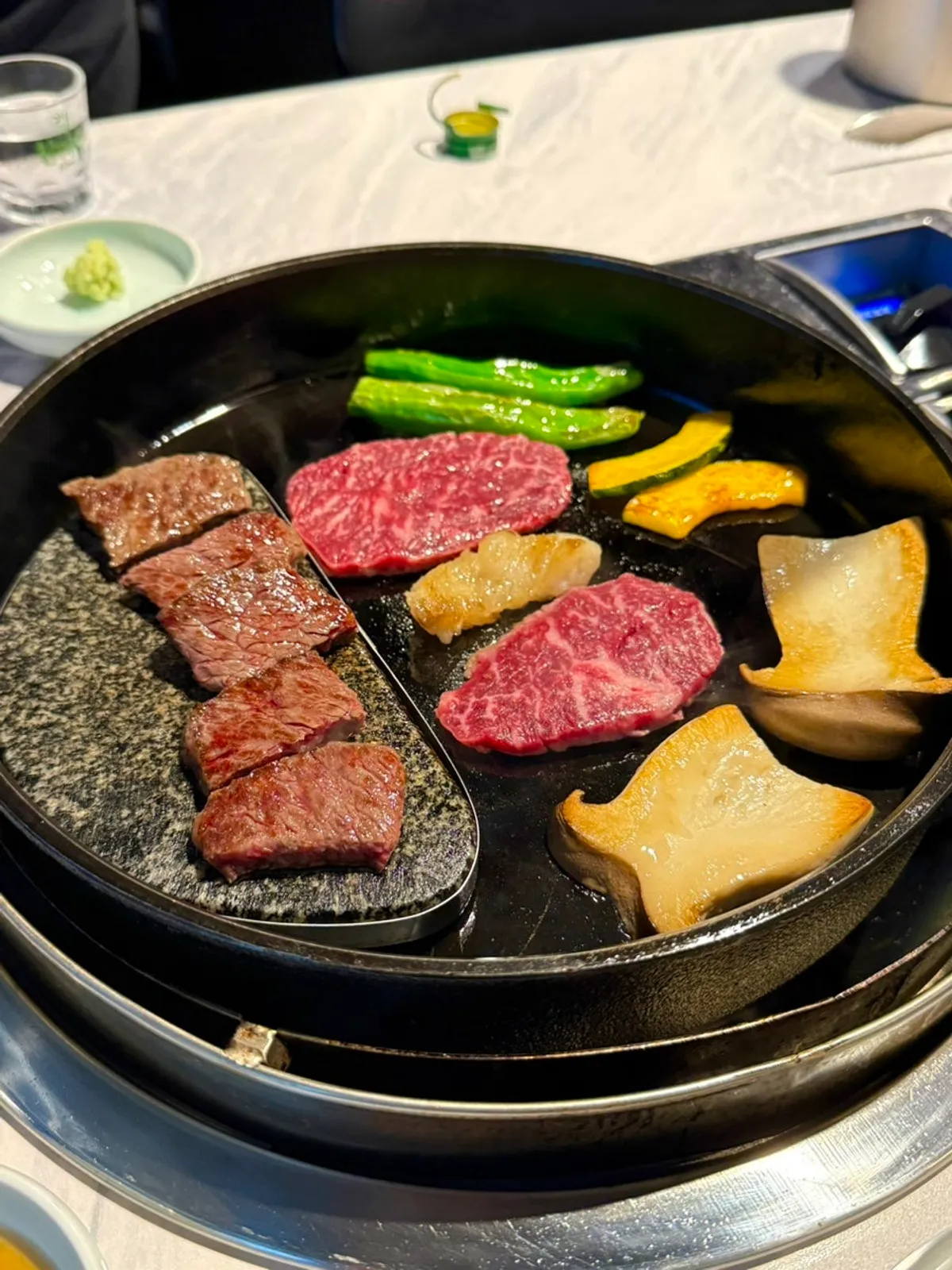돌판에서 굽는 한우 갈빗살