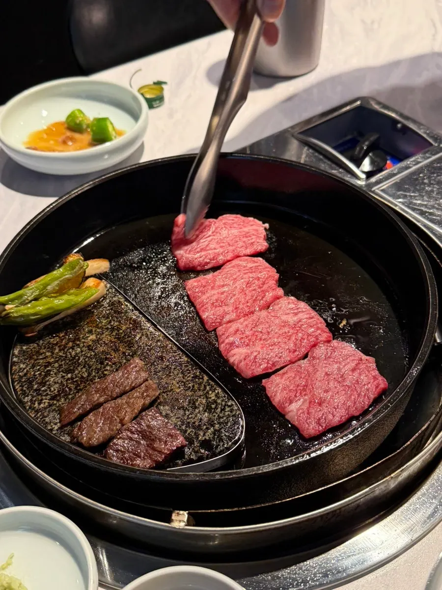 Hanwoo rib meat grilled by hand at the table