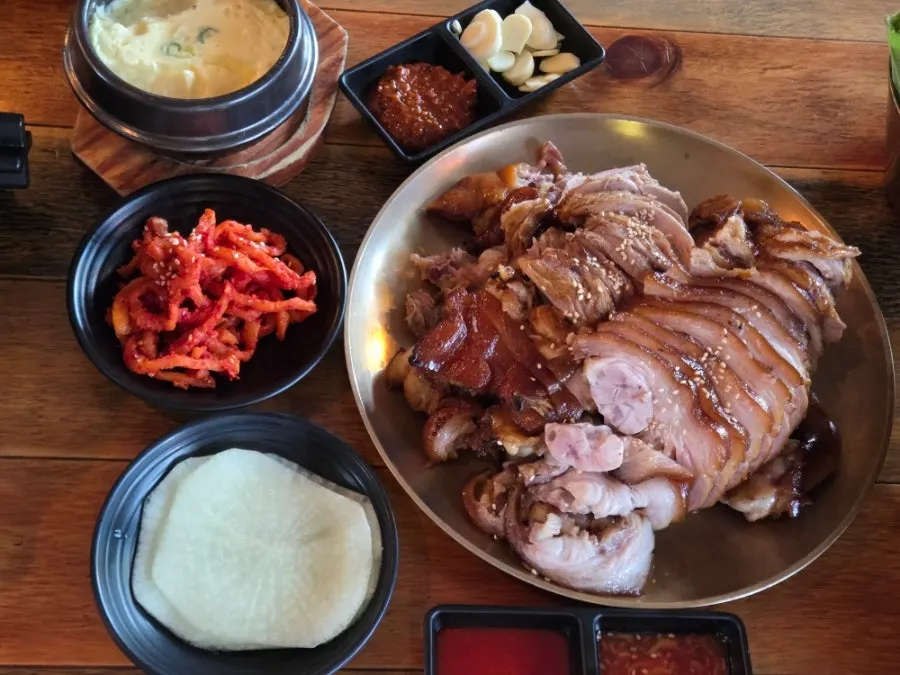 윤기 나는 참숯불구이족발 한 접시