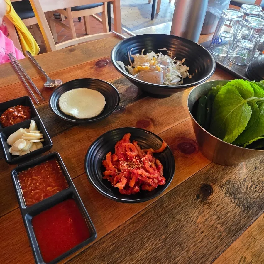 Basic side spread served with the jokbal