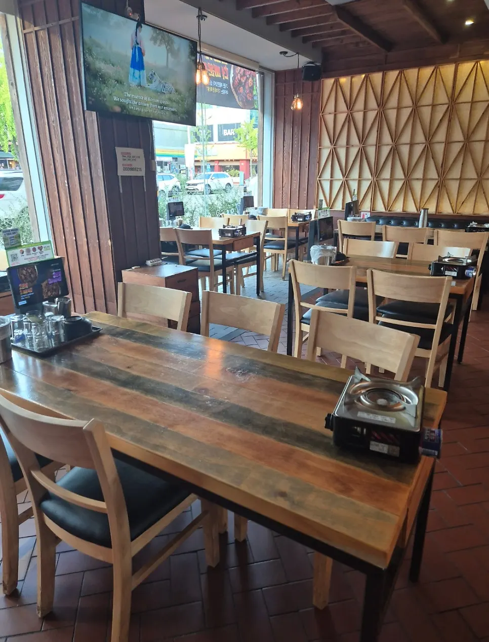 Interior of Kkankkanhan Jokbal Yongbong Branch with plenty of tables