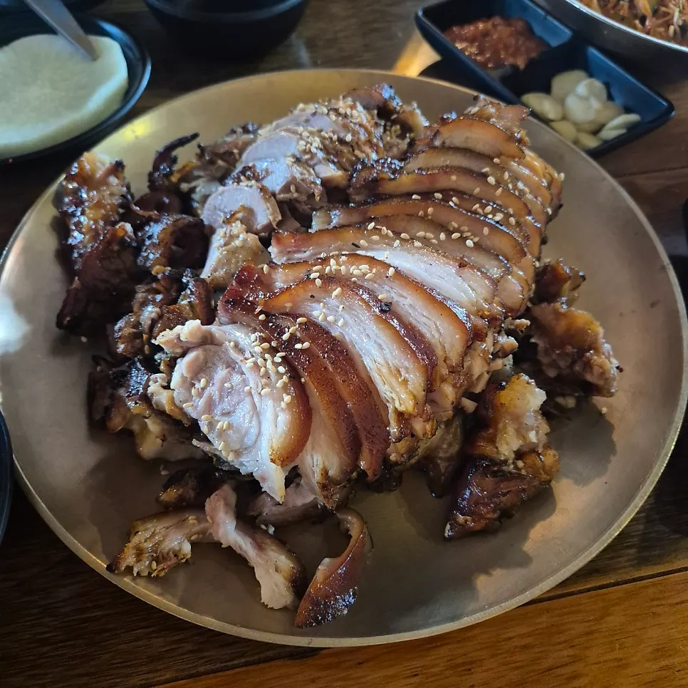 A plate of glossy charcoal-grilled jokbal