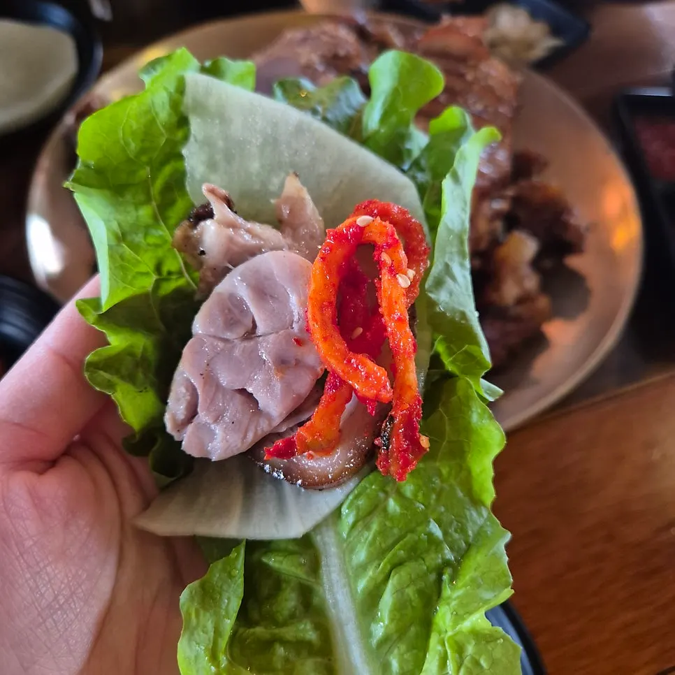 Jokbal wrapped in lettuce