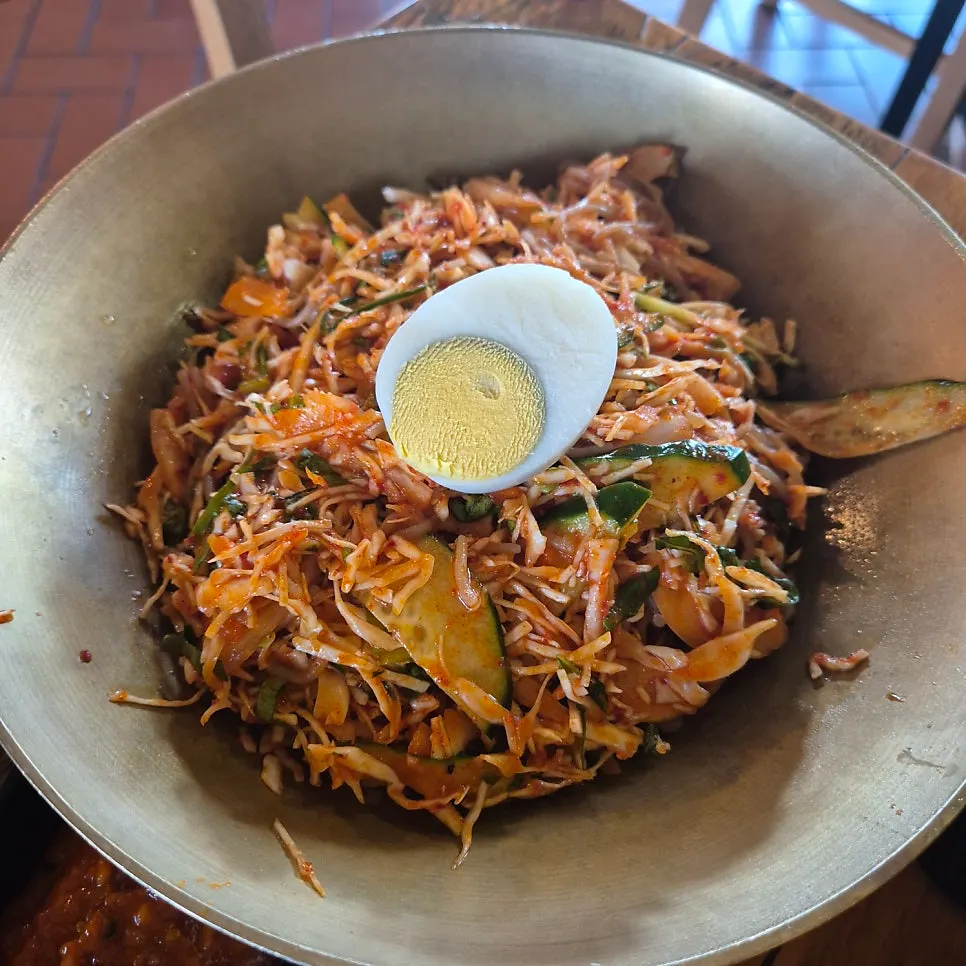 Side dish spread including warm eomuk