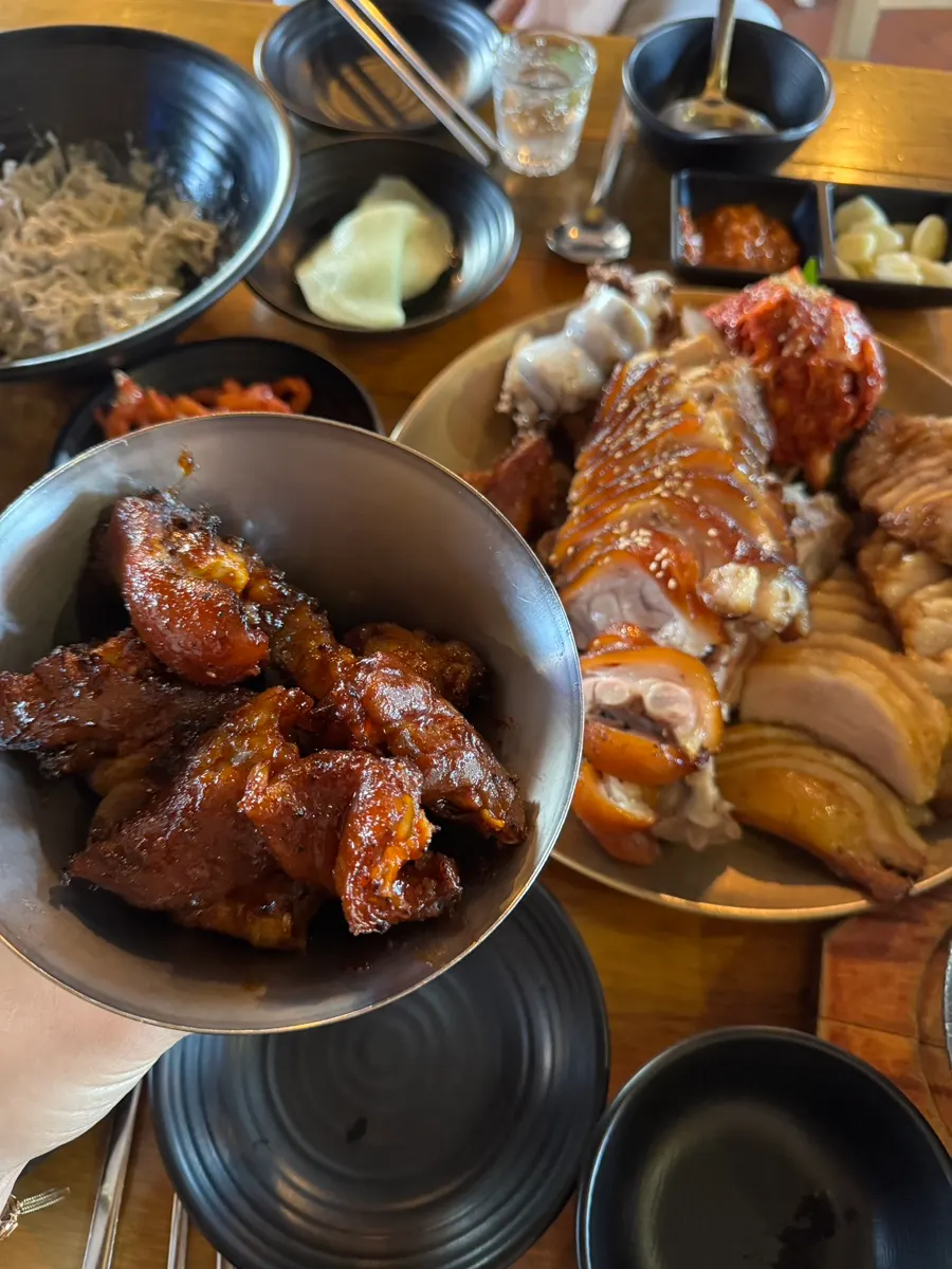 한상 가득 차려진 족발과 보쌈