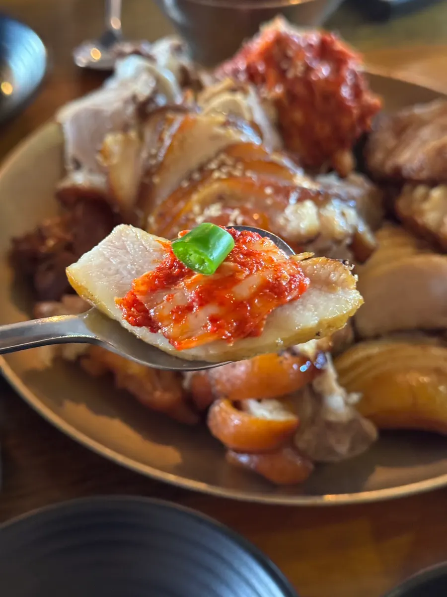 보쌈김치를 올린 삼미보쌈 한 점