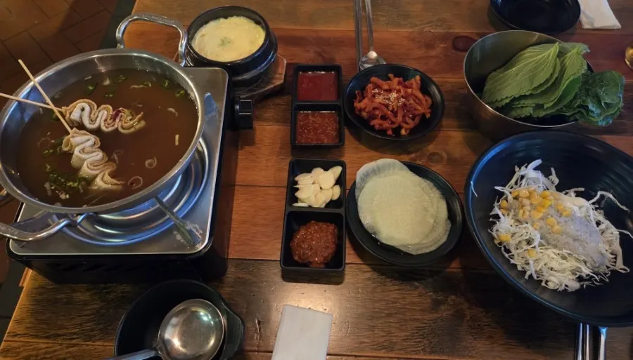Basic table setting for Goheung fresh garlic jokbal