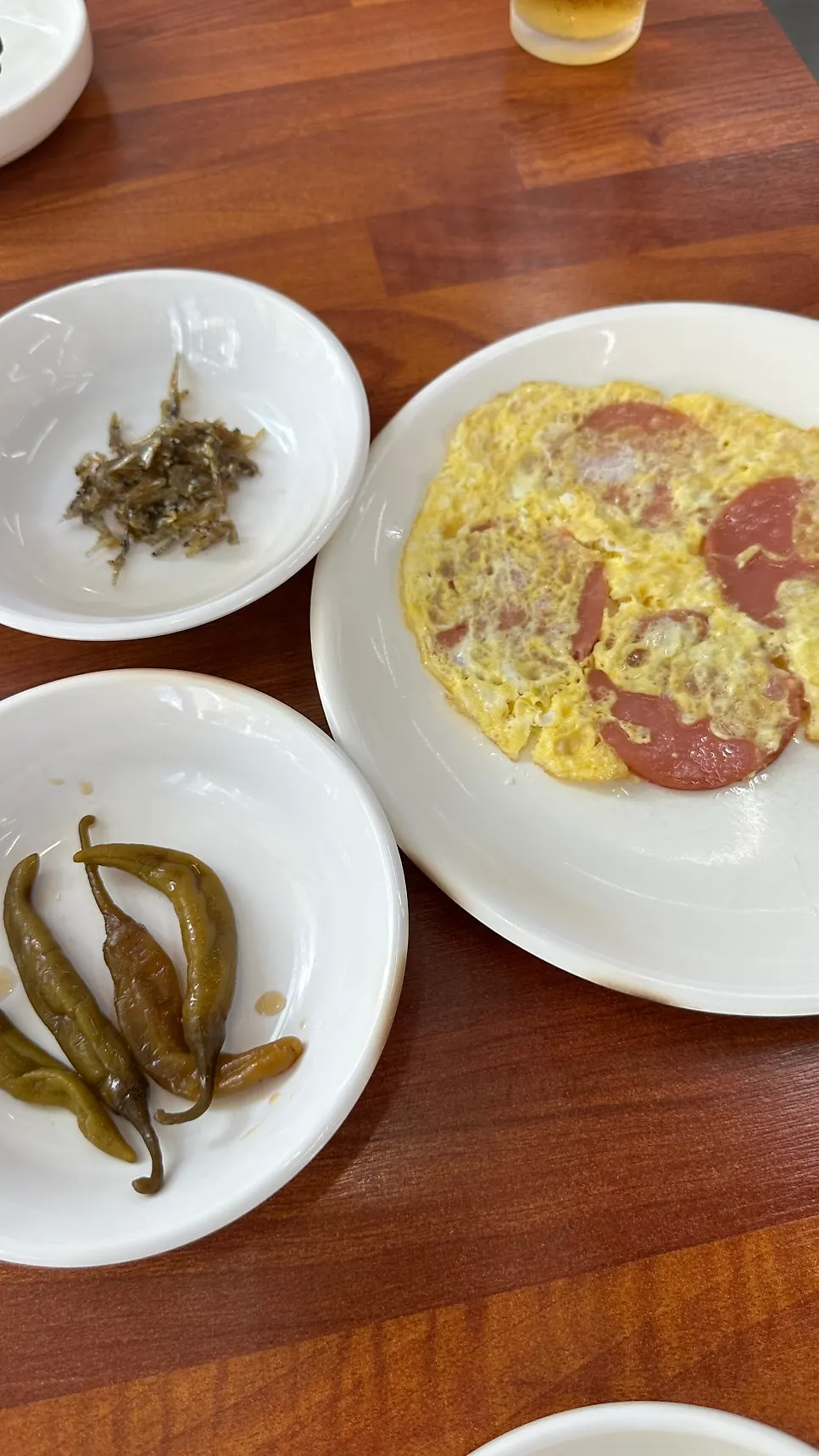 정갈하게 세팅된 곱창전골 기본반찬