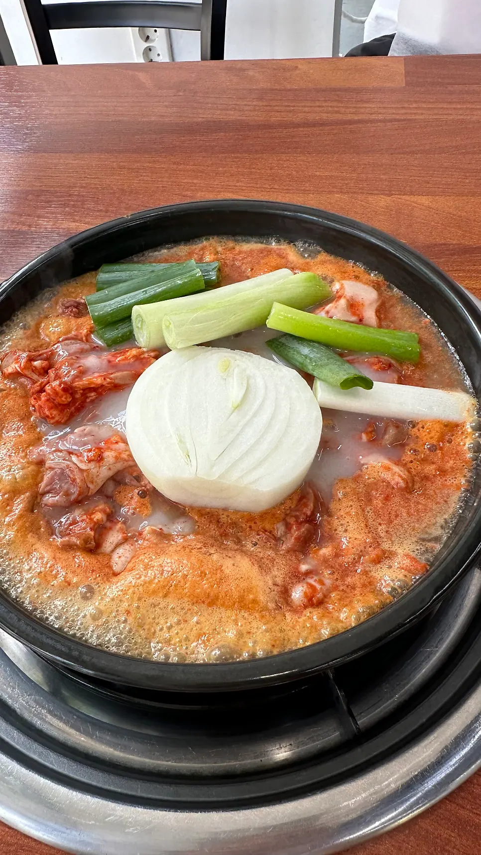 김치를 올려 끓이는 곱창전골